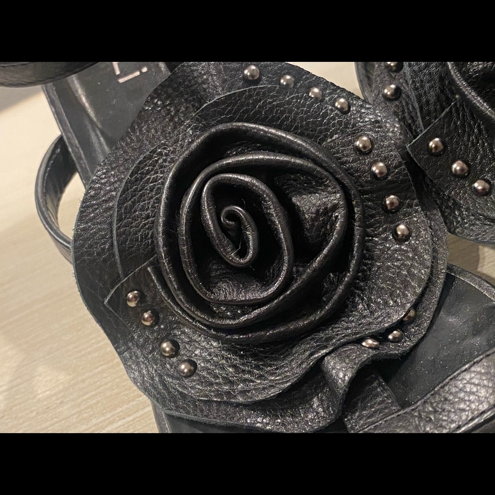 🌹 VanEli Black Leather Flower Heel Sandals Statement Heels 7N - Picture 4 of 9